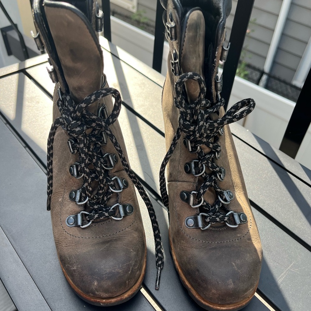Sorel Conquest Wedge Boot. Size 7 - image 2